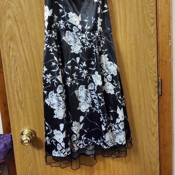 Satin dress - Picture 2 of 2